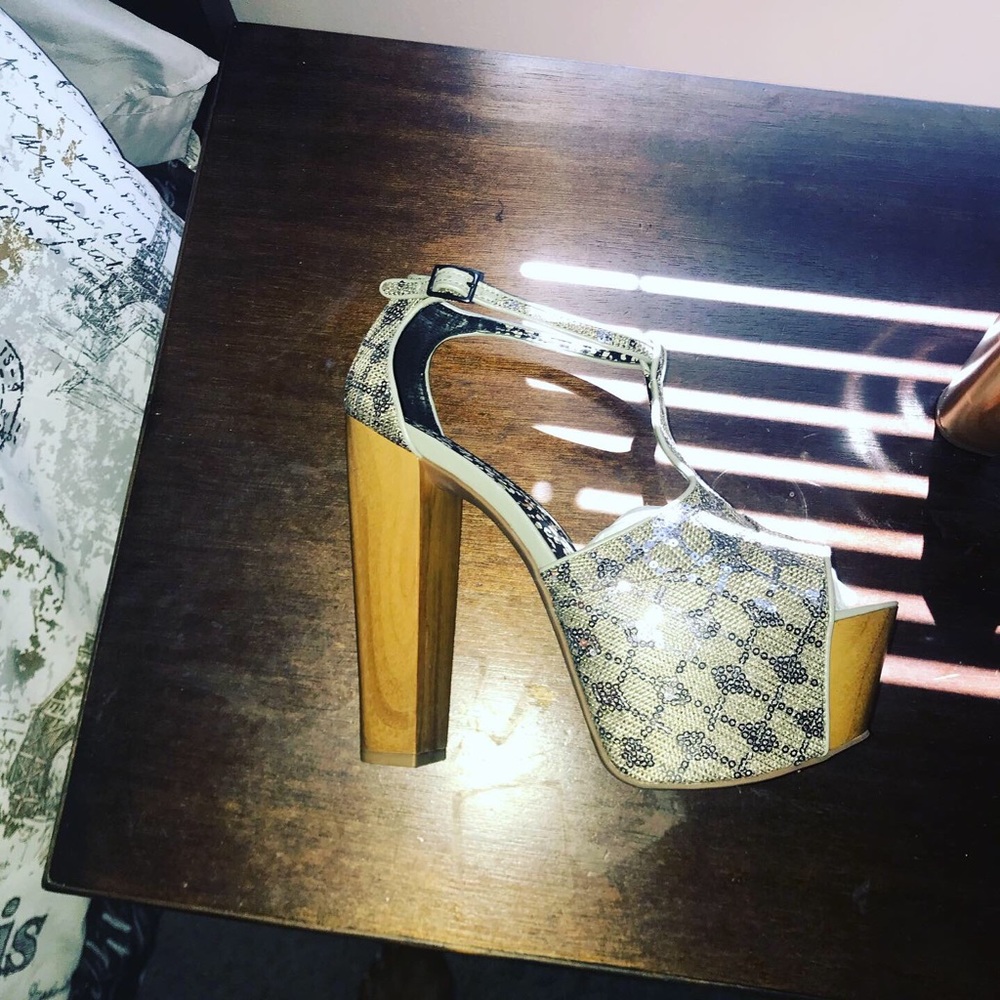 Glittered platform pumps